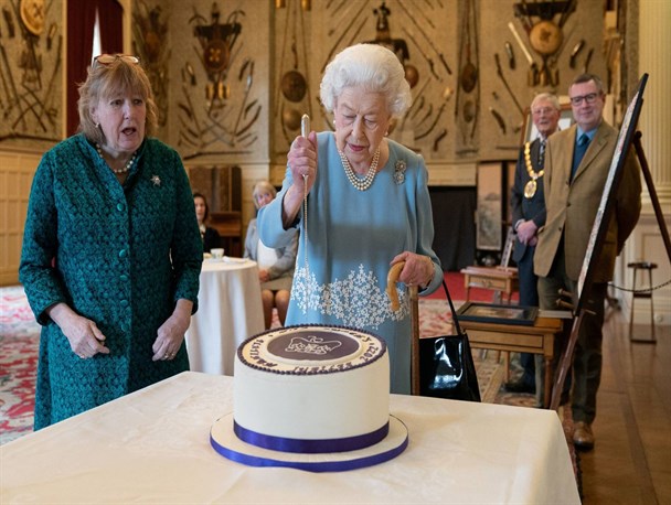 پشت پرده جشن دیرهنگام برای ملکه در سفارت انگلیس/ اسپانسرهای جشن تولد 